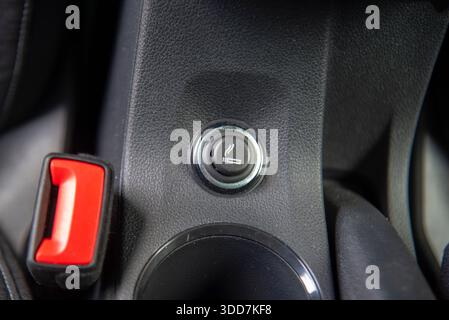 Allume-cigare. Allume-cigare sur le tableau de bord d'une voiture de tourisme. Banque D'Images