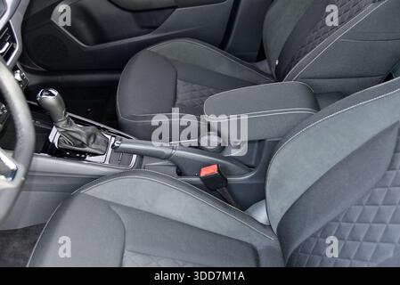 Accoudoir dans la voiture de tourisme de luxe, sièges avant Banque D'Images