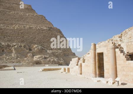 Anciennes structures de temple en pierre du complexe de Pyramides à pas de Djéser à Saqqara, dans l'ancien Royaume d'Égypte Banque D'Images