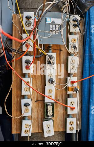 Panneau avec plusieurs barrettes d'alimentation et électrique exposé Banque D'Images