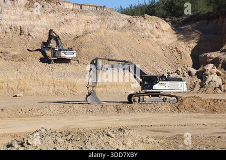 Pelles lourdes extrayant des matériaux de remblai d'une carrière pour la construction de routes et les projets d'infrastructure Banque D'Images
