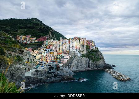 Une scène côtière de Manarola, l'un des cinq villages pittoresques des Cinque Terre, en Italie Banque D'Images
