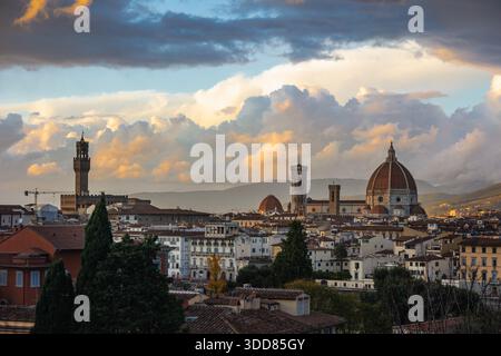 Cette image panoramique capture l'horizon historique de Florence, en Italie, lors d'un coucher de soleil magnifique. Le dôme carrelé rouge de la FL est en vedette Banque D'Images