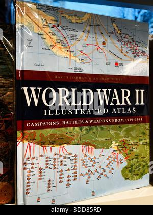 Londres, Royaume-Uni - 12 décembre 2025 : atlas illustré complet des campagnes, batailles et armes de la seconde Guerre mondiale de 1939 à 1945. Banque D'Images