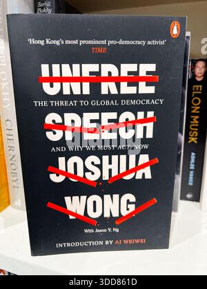 Londres, Royaume-Uni - 12 décembre 2025 : couverture audacieuse d'un livre sur la démocratie et la liberté d'expression, l'activisme et la politique mondiale. Discours non libre : la menace pour Global de Banque D'Images