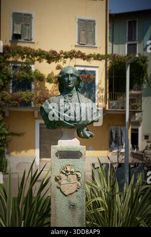 Statue sur la via Goethe pour rappeler le séjour du poète allemand Goethe pendant le voyage italien en 1786 à Torbole sur le lac de Garde en Italie Banque D'Images
