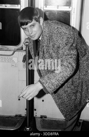 Sechzigerjahre, 12.11.1966, Deutschland, Menschen, Maenner, Fotoshooting innen, Mann 20 bis 23 Jahre kurzes Haar mit Krawatte im Anzug und Wintermantel posiert gebueckt an einer tuer im Eisenbahnwaggon und laechelt, Nahaufnahme Sechzigerjahre, 12.11.1966, Deutschland, Menschen, Maenner, Fotoshooting innen, Mann 20 bis 23 Jahre kurzes Haar mit Krawatte im Anzug und Wintermantel posiert gebueckt an einer tuer im Eisenbahnwaggon und laechelt, Nahaufnahme, années 60, 12.11.1966, Allemagne, personnes, hommes, intérieur de prise de vue photo, homme 20 à 23 ans cheveux courts avec cravate en vêtement et manteau d'hiver poses Banque D'Images