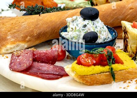 Vin rouge avec charcuterie, fromage, raisins et collations Banque D'Images