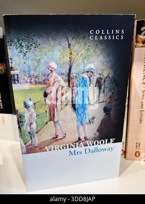 Londres, Royaume-Uni - 12 décembre 2025 : couverture Collins Classics Edition pour Mme Dalloway mettant en vedette des femmes élégantes dans un cadre de parc. Virginia Woolf Banque D'Images