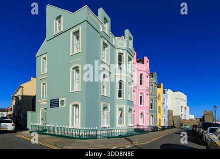 Bâtiments colorés le long de l'Esplanade à Tenby, pays de Galles, Pembrokeshire, pays de Galles Banque D'Images