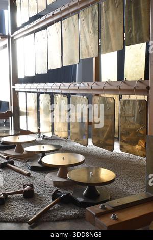 BARCELONE, ESPAGNE - 25 OCTOBRE 2025 : gros plan de Crotales (cymbales antiques) sur des supports en bois, utilisés à côté des cloches Bilas pour la guérison sonore et les vibrati Banque D'Images