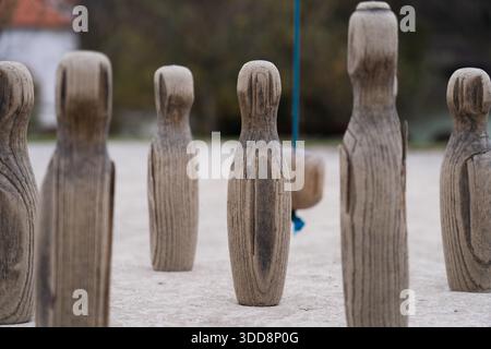 Épingles en bois mises en place pour un jeu de plein air traditionnel à Cesky Krumlov, République tchèque Banque D'Images