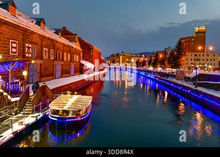 Canal d'eau d'Otaru et bâtiments le long du front de mer en plein air en hiver à la nuit à Hokkaido , Otaru, Japon Banque D'Images