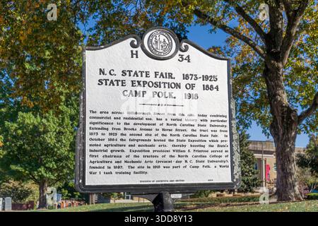 Raleigh, NC, USA, 24 octobre 2025 : NC State Fair and exposition signe sur le campus de l'Université d'État de Caroline du Nord. Banque D'Images