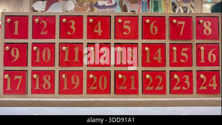 Pas seulement des chiffres : le calendrier d’anticipation rouge-or de Madrid (Madrid, Espagne : 1er novembre 2025) Banque D'Images