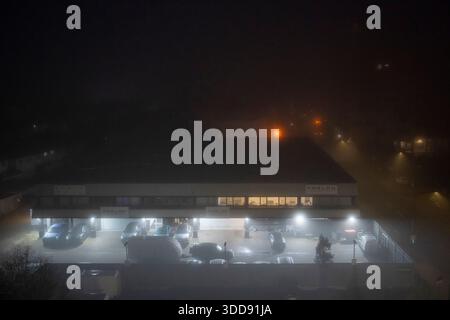 17/12/2025. Brouillard tôt le matin sur Ealing Road à Alperton, au nord-ouest de Londres. Londres, Royaume-Uni. 17 décembre 2025. Crédit photo : Ray Tang Banque D'Images