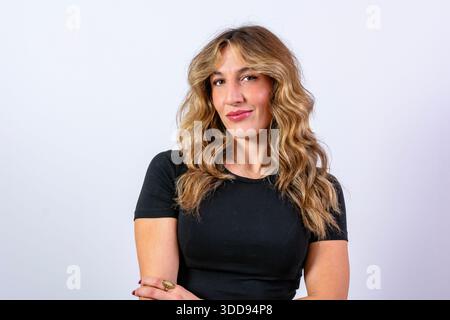 Jeune femme souriant naturellement regardant la caméra sur un fond propre Banque D'Images