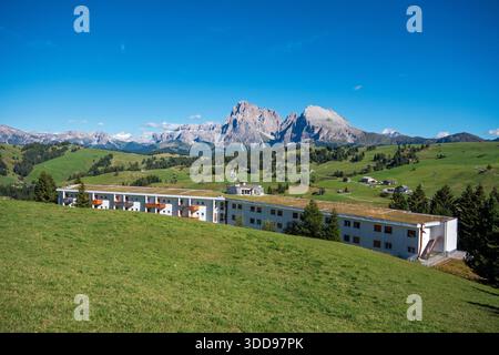 Appartements à louer à Alpe di Siusi avec les montagnes Sassolungo et Sassopiatto en arrière-plan, Castelrotto (Kastelruth), Trentin Haut-Adige, Italie Banque D'Images