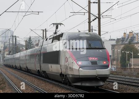 Nancy, France - vue sur un réseau TGV blanc et gris arrivant à la gare de Nancy. Banque D'Images