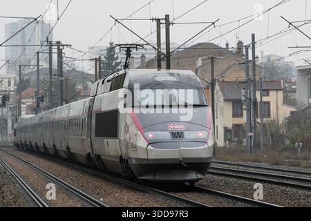 Nancy, France - vue sur un réseau TGV blanc et gris arrivant à la gare de Nancy. Banque D'Images