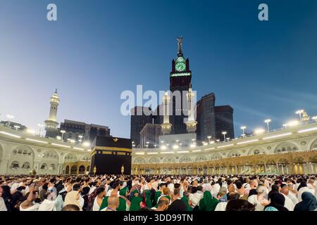 MAKKAH, ARABIE SAOUDITE – 18 décembre 2025 : des foules de pèlerins exécutent Tawaf autour de la Kaaba à la Mecque. Banque D'Images