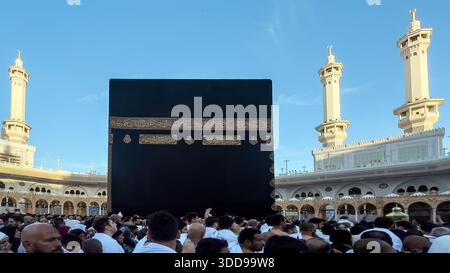 MAKKAH, ARABIE SAOUDITE – 18 décembre 2025 : des foules de pèlerins exécutent Tawaf autour de la Kaaba à la Mecque. Banque D'Images