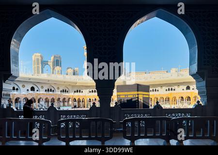 MAKKAH, ARABIE SAOUDITE – 18 décembre 2025 : des foules de pèlerins exécutent Tawaf autour de la Kaaba à la Mecque. Banque D'Images
