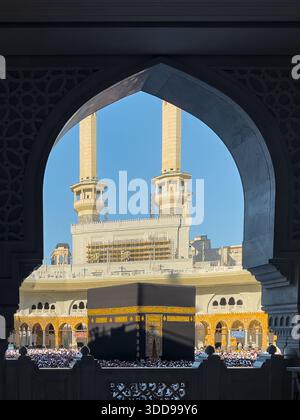 MAKKAH, ARABIE SAOUDITE – 18 décembre 2025 : des foules de pèlerins exécutent Tawaf autour de la Kaaba à la Mecque. Banque D'Images