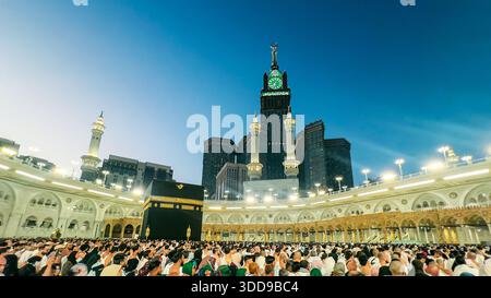 MAKKAH, ARABIE SAOUDITE – 18 décembre 2025 : des foules de pèlerins exécutent Tawaf autour de la Kaaba à la Mecque. Banque D'Images