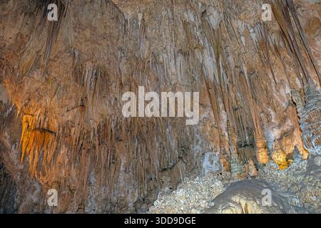 Plafond plein de stalactites dans la grande salle des grottes de Carlsbad au Nouveau-Mexique Banque D'Images