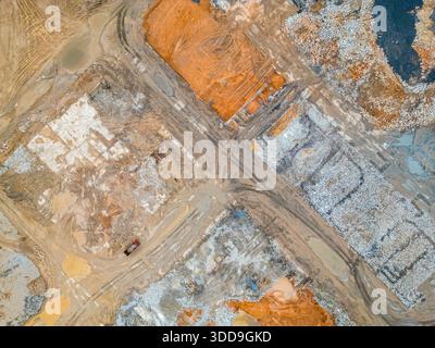 Vue aérienne de haut en bas des vestiges de démolition et du sol exposé sur le site de l'ancienne centrale électrique d'Eggborough dans le North Yorkshire, en Angleterre. L'image montre Banque D'Images
