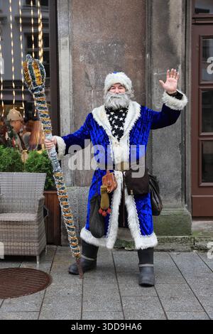 Restaurants dans la vieille ville de Tallinn, Estonie, à Noël. Banque D'Images