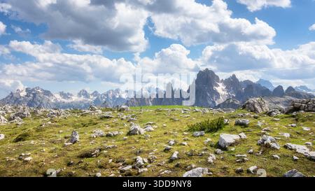 Vue panoramique sur le groupe de montagnes Cadini di Misurina dans les Dolomites italiennes. Paysage alpin pittoresque du sentier de randonnée à Tre Cime di Lavared Banque D'Images