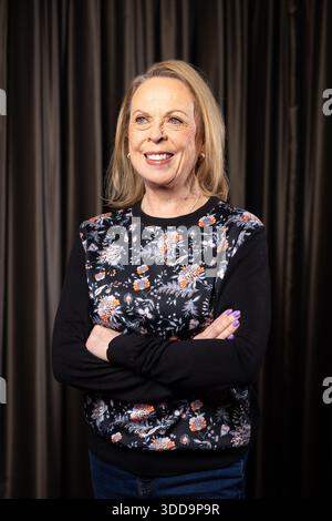 Dame Jane Torvill qui a été nommée Dame Commandeur de l'ordre de l'Empire britannique dans la liste des honneurs du nouvel an, s'adressant à l'Association de la presse à l'Holiday Inn Manchester à MediaCity UK, Salford. Les honneurs récompensent les services rendus au patinage sur glace et au service volontaire. Date de la photo : vendredi 19 décembre 2025. Banque D'Images