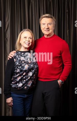 Dame Jane Torvill et Sir Christopher Dean qui ont été nommés Dame Commandeur de l'ordre de l'Empire britannique et Chevalier Bachelor dans la liste des honneurs du nouvel an, s'adressant à l'Association de la presse à l'Holiday Inn Manchester à MediaCity UK, Salford. Leurs honneurs reconnaissent les services rendus au patinage sur glace et au service volontaire. Date de la photo : vendredi 19 décembre 2025. Banque D'Images
