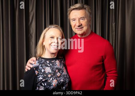 Dame Jane Torvill et Sir Christopher Dean qui ont été nommés Dame Commandeur de l'ordre de l'Empire britannique et Chevalier Bachelor dans la liste des honneurs du nouvel an, s'adressant à l'Association de la presse à l'Holiday Inn Manchester à MediaCity UK, Salford. Leurs honneurs reconnaissent les services rendus au patinage sur glace et au service volontaire. Date de la photo : vendredi 19 décembre 2025. Banque D'Images