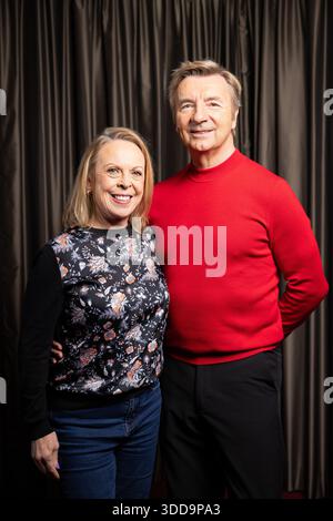 Dame Jane Torvill et Sir Christopher Dean qui ont été nommés Dame Commandeur de l'ordre de l'Empire britannique et Chevalier Bachelor dans la liste des honneurs du nouvel an, s'adressant à l'Association de la presse à l'Holiday Inn Manchester à MediaCity UK, Salford. Leurs honneurs reconnaissent les services rendus au patinage sur glace et au service volontaire. Date de la photo : vendredi 19 décembre 2025. Banque D'Images