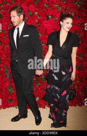 Will Kopelman et Drew Barrymore assistent au Museum of Modern Art film Benefit : a Tribute to Pedro Almodovar au MoMA de New York le 15 novembre 2011. Crédit photo : Henry McGee/MediaPunch Banque D'Images