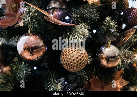Des boules de Noël de différentes formes accrochent sur le sapin du nouvel an. Diverses boules de Noël sur un arbre de Noël décoré. Banque D'Images