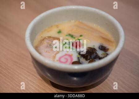 Ramen, un plat de nouilles japonais avec chashu, un ventre de porc braisé tendre comme garniture. Banque D'Images