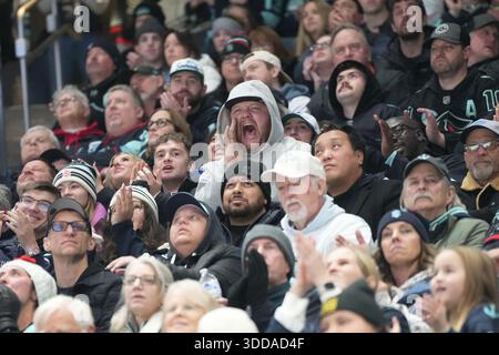 Seattle, États-Unis. 29 décembre 2025. Un fan crie pendant la période de tirs au but de la LNH entre les Kraken de Seattle et les Canucks de Vancouver au Climate Pledge Arena à Seattle, Washington, le 29 décembre 2025. (Crédit photo Nate Koppelman/Sipa USA) crédit : Sipa USA/Alamy Live News Banque D'Images