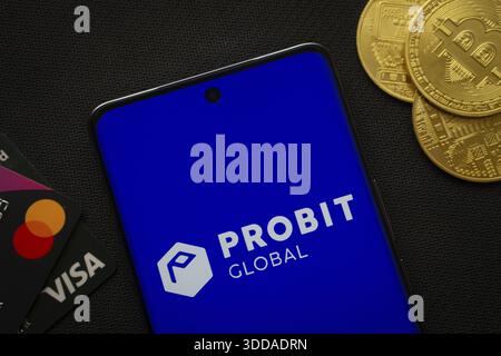 Dhaka, Bangladesh- 26 août 2025 : smartphone affichant le logo probit Global entouré de pièces Bitcoin et de cartes de paiement Banque D'Images