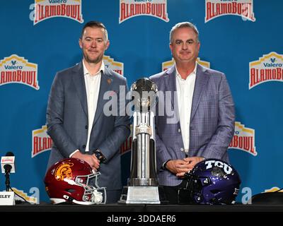 Lincoln Riley, entraîneur des Trojans de Californie du Sud (à gauche) et Sonny Dykes, entraîneur des Horner Frogs de TCU, posent lors de la conférence de presse des entraîneurs-chefs de l'Alamo Bowl à l'Alamodome, lundi 29 décembre 2025, à San Antonio, Tvenant (Bert Richardson/image of Sport) Banque D'Images
