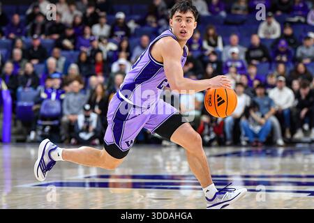 Seattle WA, États-Unis. 29 décembre 2025. Garde des Huskies de Washington JJ Mandaquit (23 ans) pendant le match de basket-ball de la NCAA entre les Utah Utes et les Washington Huskies à Seattle WA. Washington bat l'Utah 74-65. Steve Faber/CSM/Alamy Live News Banque D'Images