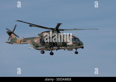 Beja, Portugal - 18 juin 23 : hélicoptère militaire en vol contre un ciel dégagé. Banque D'Images