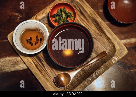 Soupe de haricots rouges sucrés avec châtaignes et cornichons à Daikokuya Sabo, Magome, Gifu, Japon Banque D'Images