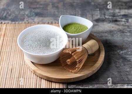 Thé vert Matcha japonais traditionnel sur table en bois Banque D'Images