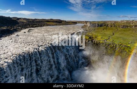 Une vue sur la majestueuse cascade de Dettifoss dans le nord-est de l'Islande avec un double arc-en-ciel par une belle journée d'été Banque D'Images