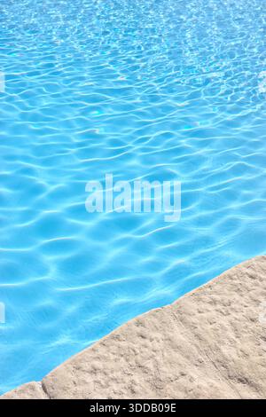 Le bord d'une piscine extérieure. Banque D'Images