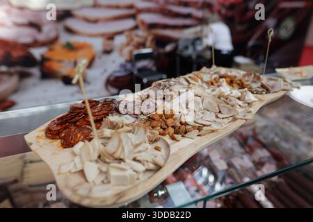 Diverses coupes de viande fumée traditionnelle roumaine pour être essayées par les clients Banque D'Images